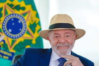 Lula sanciona lei que limita uso de celular nas escolas