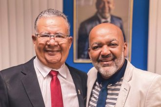 Teo Ribeiro é empossado vereador, mas deve abrir mão da vaga